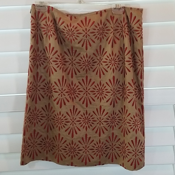 Beautiful Gold & Red Pencil Skirt - Picture 2 of 2